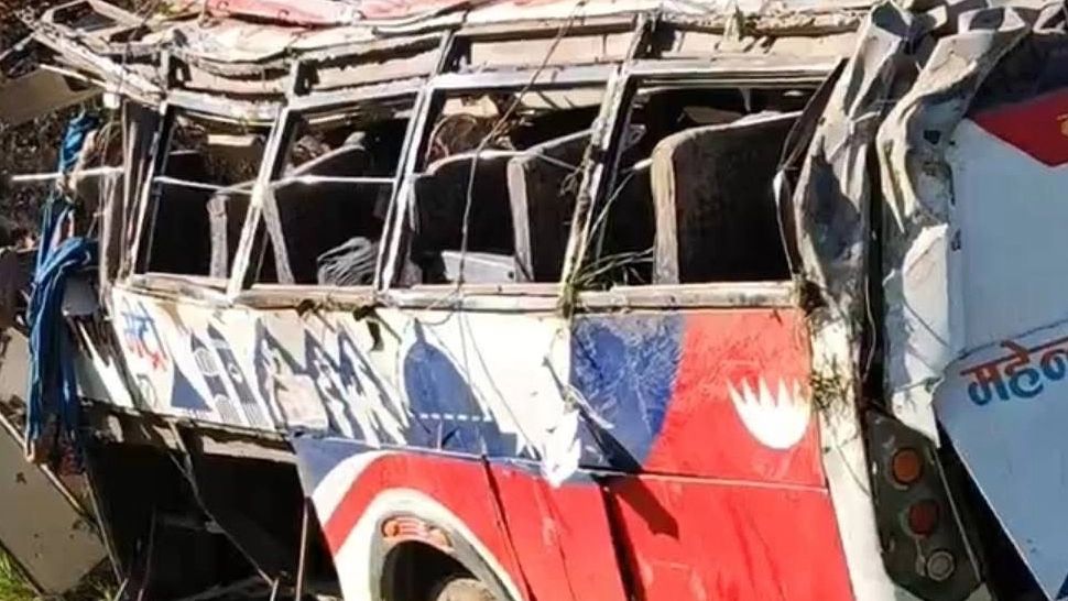 Tragedie în Nepal: 13 morți și 34 de răniți după ce un autobuz plin cu invitații unei nunți s-a prăbușit într-o prăpastie - FOTO