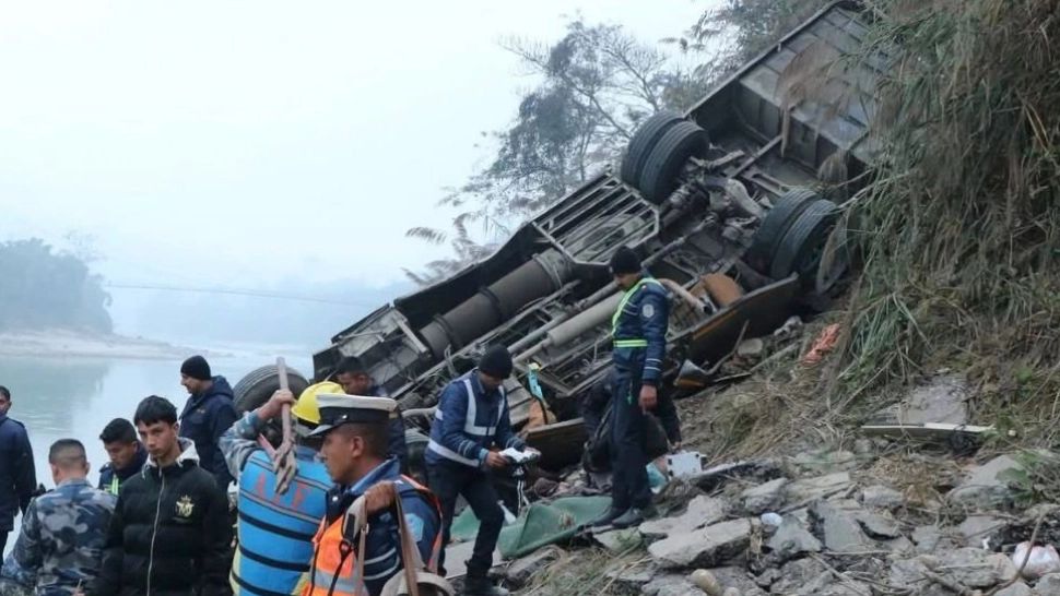 Cel puțin 19 oameni au murit după ce un autobuz s-a prăbușit 300 de metri în râul Trishuli, în Nepal