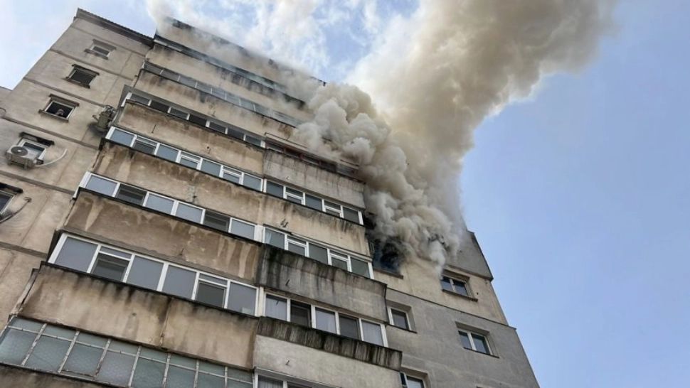 Incendiu într-un apartament din Iași. Șapte persoane au fost evacuate, printre care doi copii - VIDEO