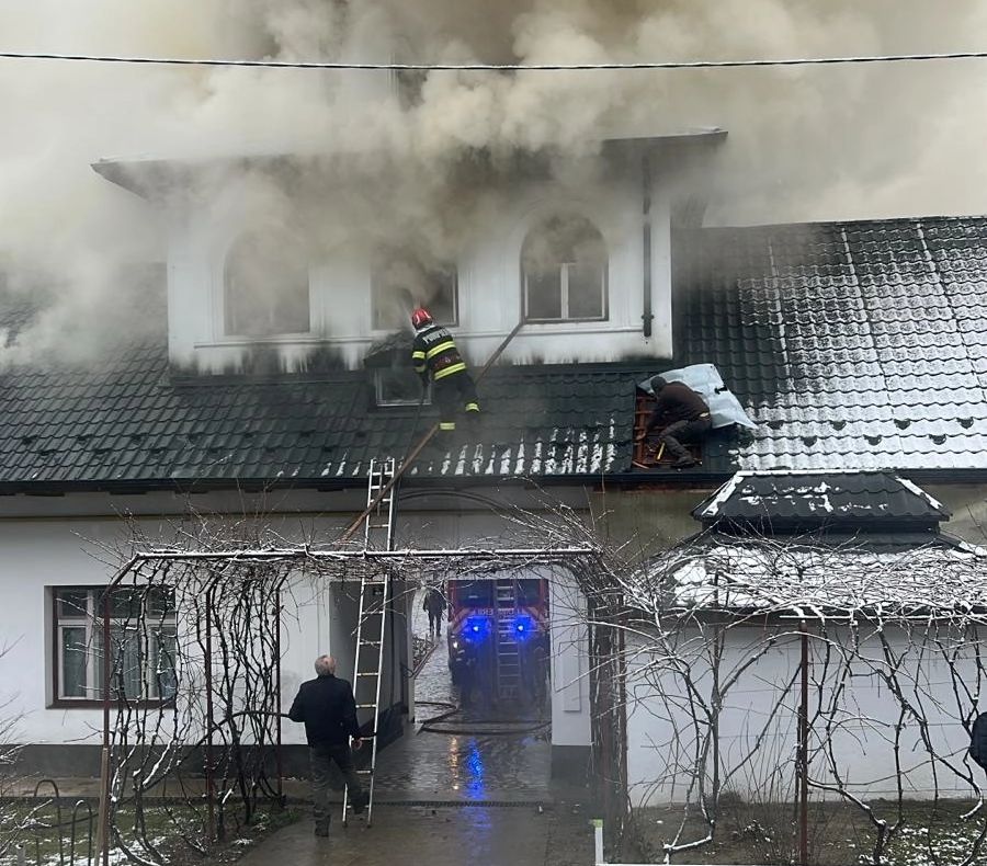 Incendiu la o mânăstire din Gorj. Pompierii intervin pentru stingerea flăcărilor