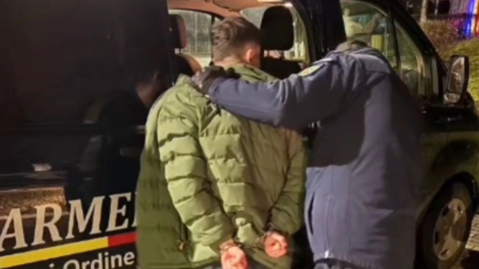 Incident grav în fața unui internat din Zalău: un adolescent își amenința colegii cu un cuțit. A fost imobilizat de jandarmi - VIDEO