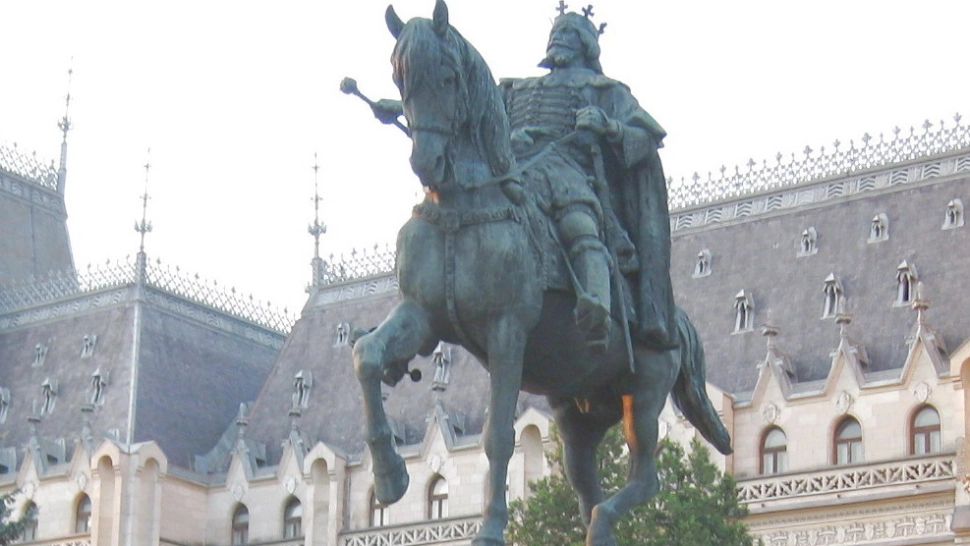 Secret ascuns în burta calului. Descoperire uluitoare în statuia lui Ștefan cel Mare din Iași   - VIDEO