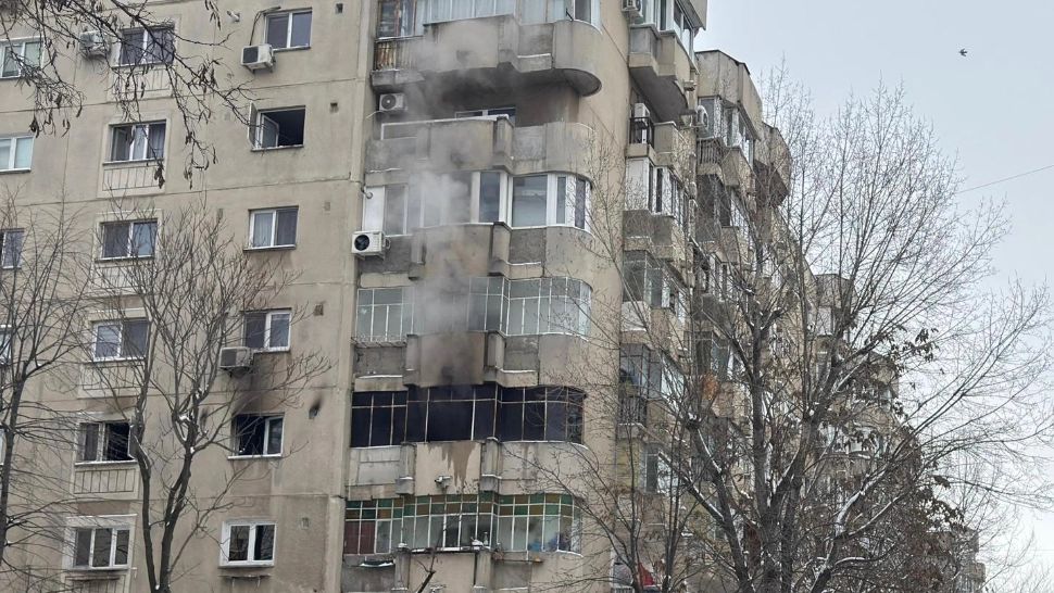 Incendiu violent într-un bloc din Sectorul 5. Persoană cu arsuri, evacuată de pompieri