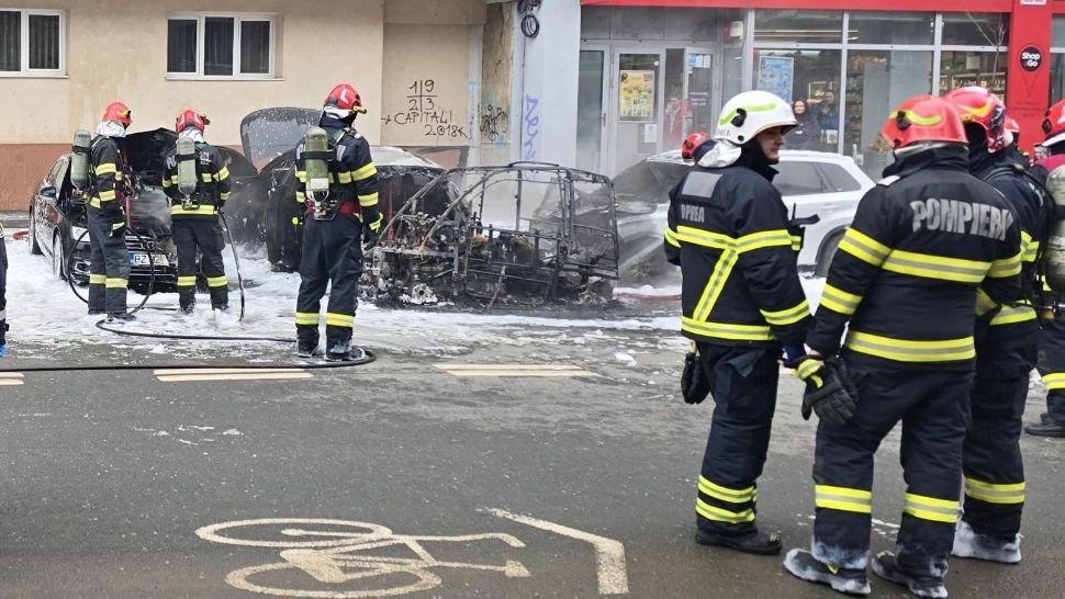 Imagini terifiante cu scheletul mașinii electrice după ce a luat foc pe o șosea din Crângași. O femeie de 51 de ani a ars de vie, iar soțul a suferit arsuri |  FOTO + VIDEO