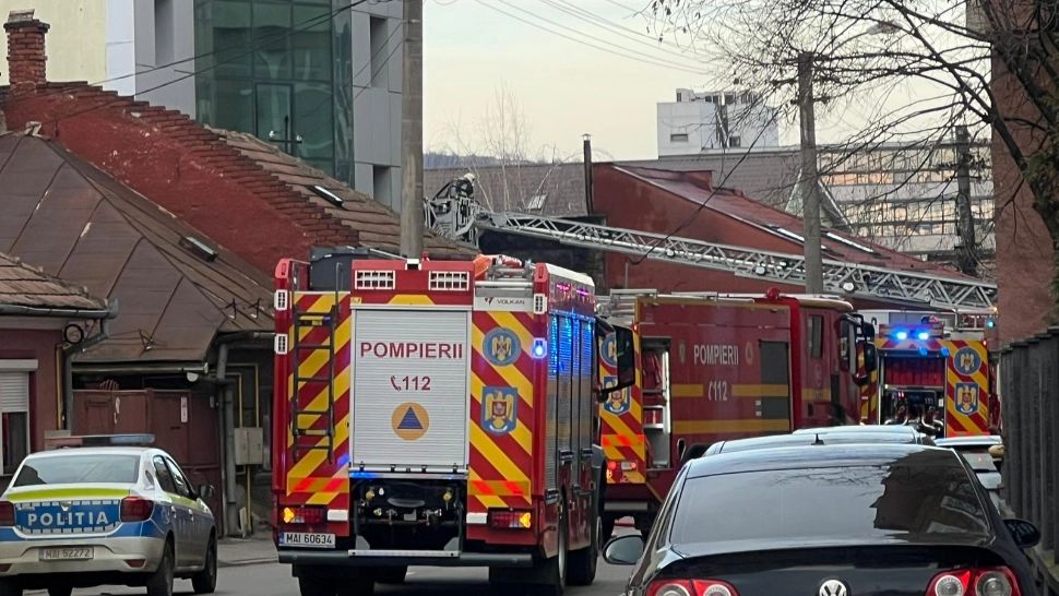 Explozie și panică în Cluj. Flăcările au cuprins o autoutilitară și fațada unui bloc - VIDEO