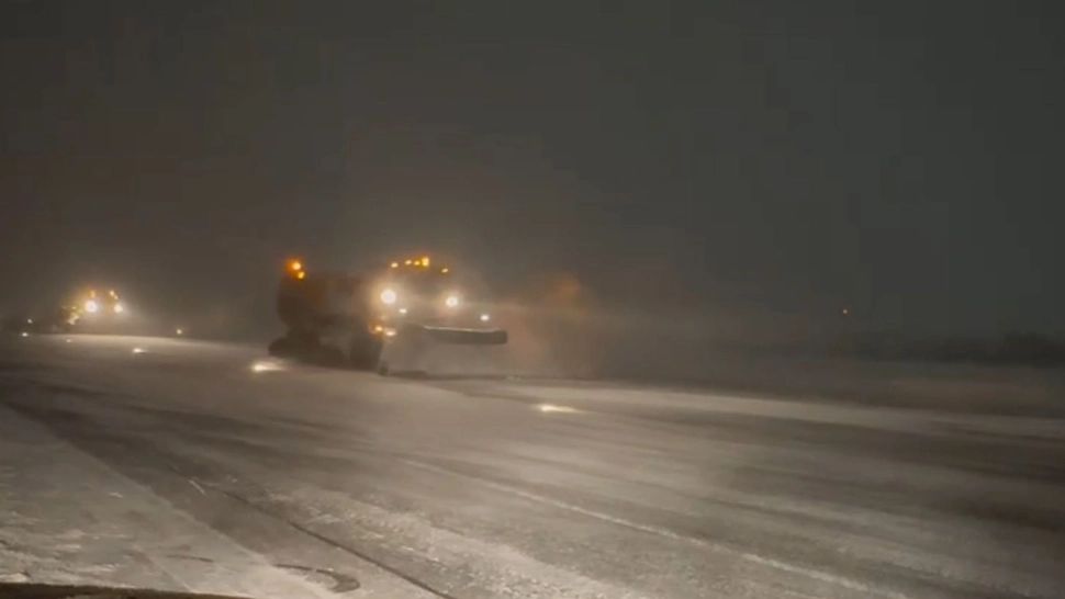 Pistele aeroporturilor Otopeni și Băneasa, înzăpezite. Oficialii intervin de urgență - VIDEO