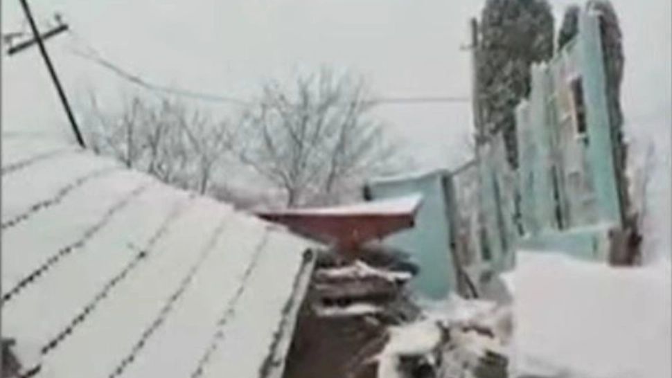 Un sat din Vâlcea s-a rupt în două. Case înghițite de pământ și zeci de familii izolate din cauza unei alunecări de teren - VIDEO