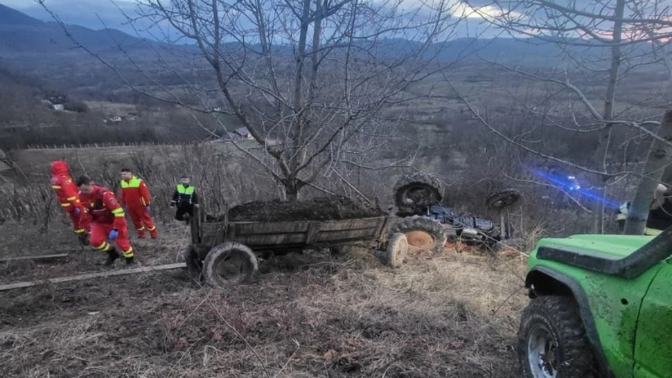 Tragedie în județul Satu Mare. Un bărbat a murit strivit, după ce a fost prins sub un tractor care s-a răsturnat 