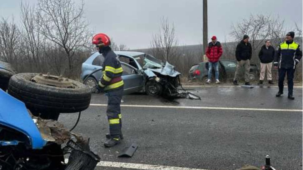 Accident grav în județul Iași. Un bărbat este încarcerat, iar alte două persoane sunt inconștiente