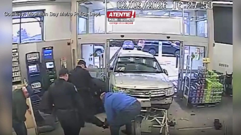 Femeie spulberată de o mașină care a intrat în magazin. O șoferiță de 70 de ani a pierdut controlul