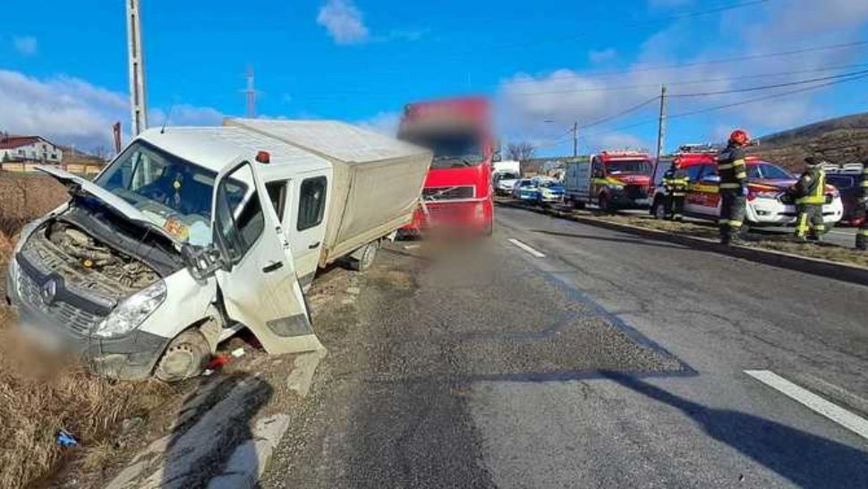 Accident pe DN 1, în Cluj: impact între o autoutilitară și un TIR după ce unul dintre șoferi nu a păstrat distanța
