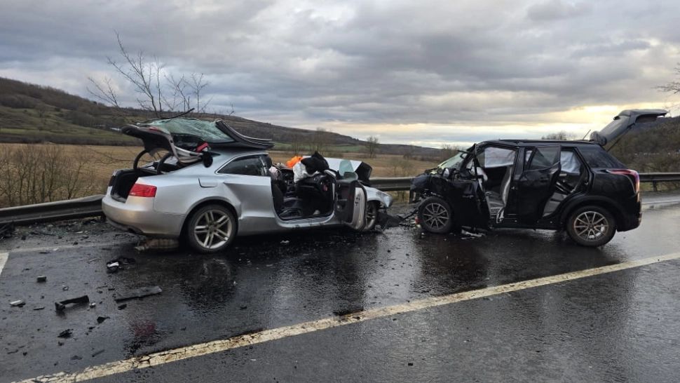 Doi morți într-un accident grav produs pe o șosea din județul Sibiu. Trei persoane au fost încarcerate - VIDEO