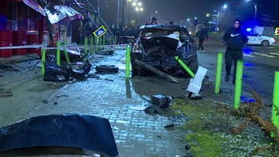 Accident spectaculos în Ilfov. Un șofer a zburat, la propriu, peste sensul giratoriu și s-a oprit pe acoperișul unui magazin - VIDEO