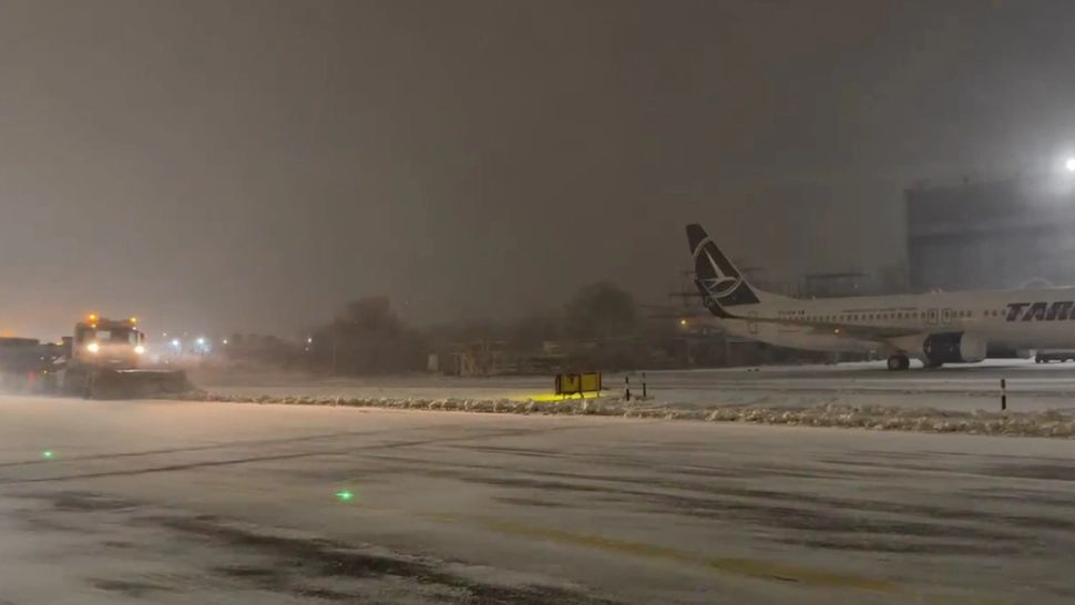 Iarna extremă a creat probleme în 14 județe. Zboruri anulate pe Aeroportul Otopeni din cauza zăpezii