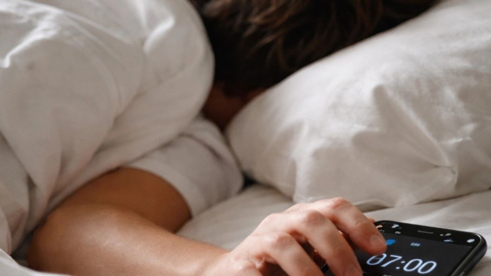 Amâni alarma dimineața? Ce spun specialiștii despre butonul de snooze: „Mai bine consulți un medic!”