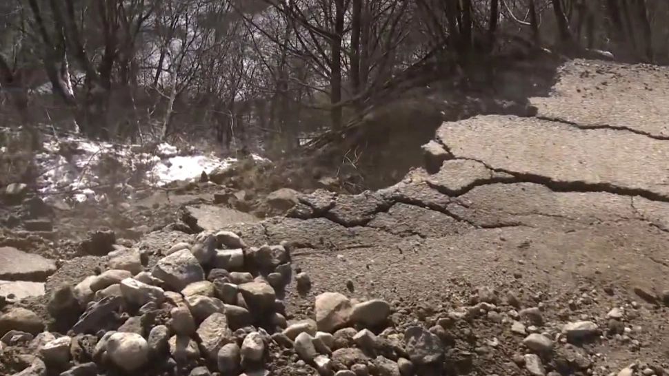Dezastru în Vâlcea. Zeci de familii, captive în propriile case după alunecările de teren VIDEO