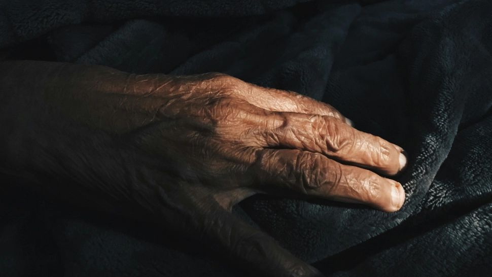 Bătrânii îngheață în case din cauza sărăciei. Un bărbat din Iași, găsit în hipotermie severă