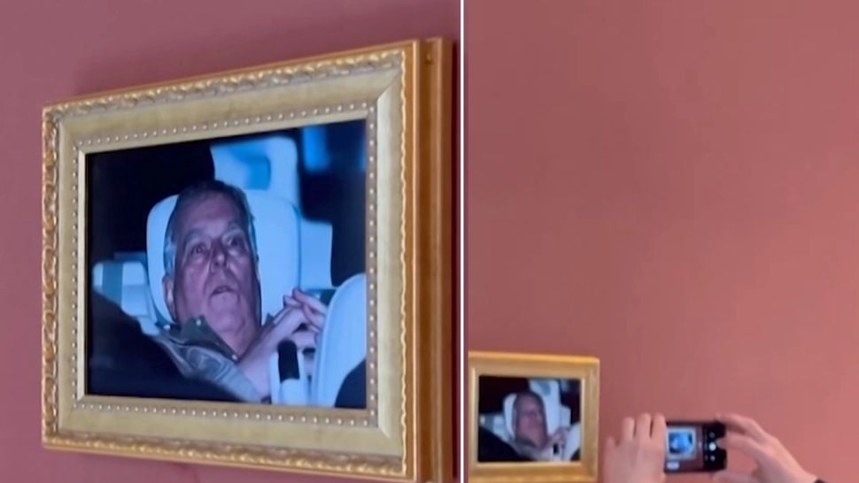 Șoc la Luvru: fotografia înrămată a prințului Andrew, agățată pe perete în ziua arestării - VIDEO