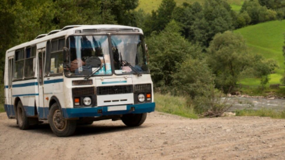 Șocul unei pensionare: și‑a investit toate economiile într‑o casă, iar acum află că un autobuz îi va trece prin grădină