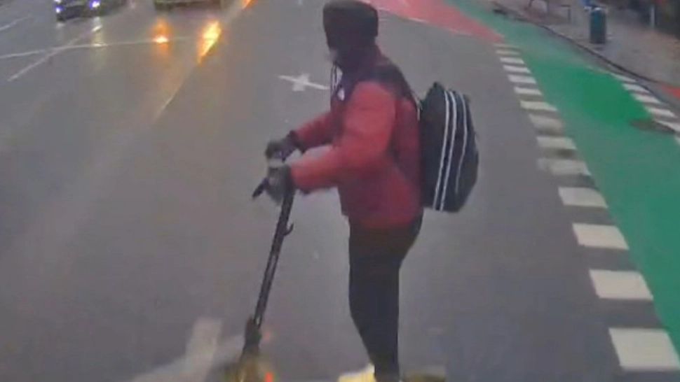 Adolescent aflat pe trotinetă, lovit în plin de un autobuz în centrul Clujului. Tânărul a trecut pe roșu și avea și căști în urechi - VIDEO