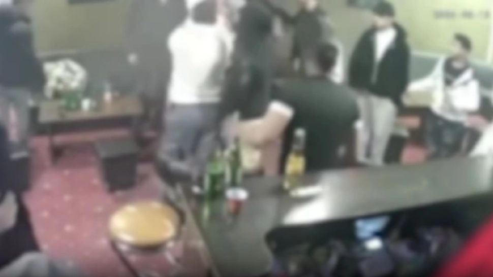 Bătaie ca-n filme într-un bar, chiar de ziua primarului. Trei bărbați au ajuns la spital cu răni la cap