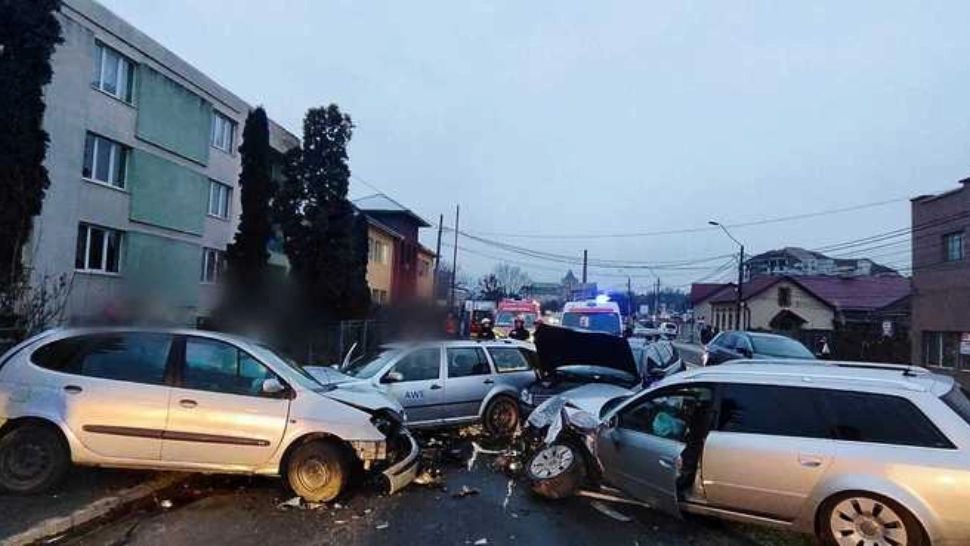 Accident rutier cu cinci mașini implicate: victimele sunt două femei