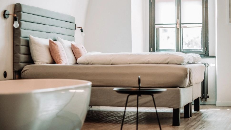 Hotelurile renunță la ușile de la baie pentru a reduce costurile. Decizia duce la neîncrederea clienților