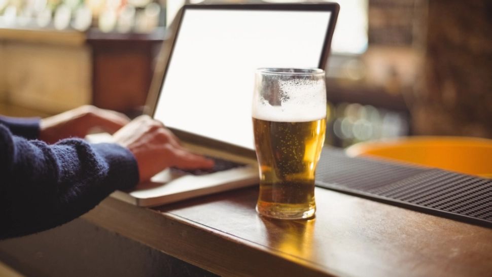 A băut la serviciu și tot el a câștigat în instanță. Cum a reușit un angajat să primească despăgubiri după ce a fost prins