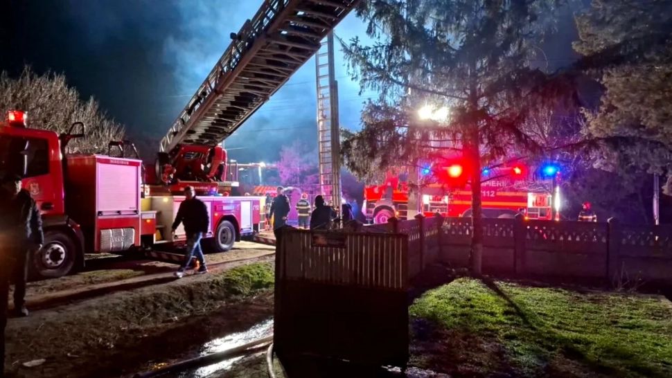 Biserică din Teleorman, mistuită de flăcări. Acoperișul lăcașului de cult s-a prăbușit -VIDEO 