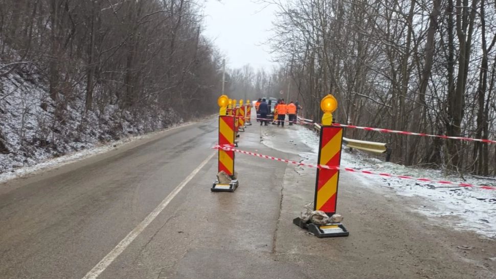 Un drum județean din Buzău care trebuia să fie deja reabilitat s-a surpat din cauza alunecărilor de teren VIDEO