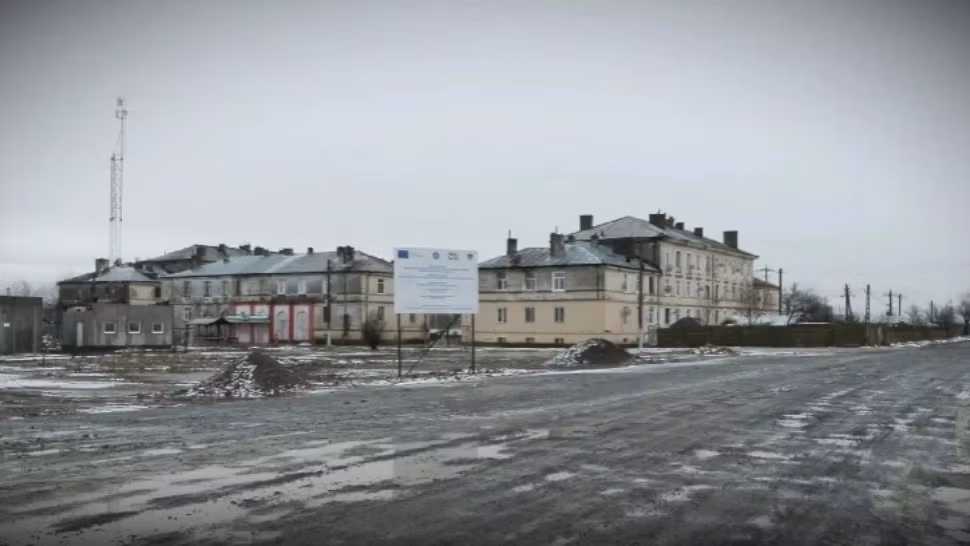 Zeci de familii fără gaze și canalizare în blocul fantomă. Oamenii cer ajutor de ani de zile