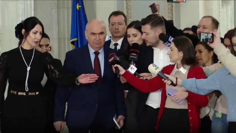Bolojan sfidează din nou presa și refuză să dea explicații: ”Vă rog să fiți politicoși”-VIDEO 