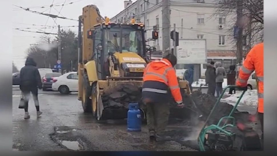  Imagini fără precedent pe o șosea aglomerată din țară. Asfalt reparat cu butelia cu gaz  | VIDEO
