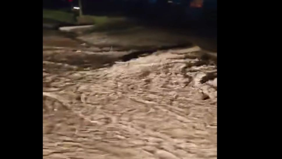 Puhoaie de apă pe E 85, județul Buzău. Traficul este îngreunat, drumarii intervin în forță  - VIDEO