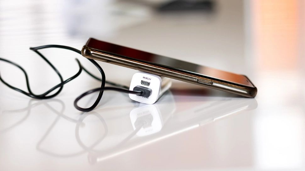 Un adolescent de 16 ani a ajuns la Terapie Intensivă după ce a fost electrocutat în somn. Încărcătorul telefonului i s-a înfășurat de gât