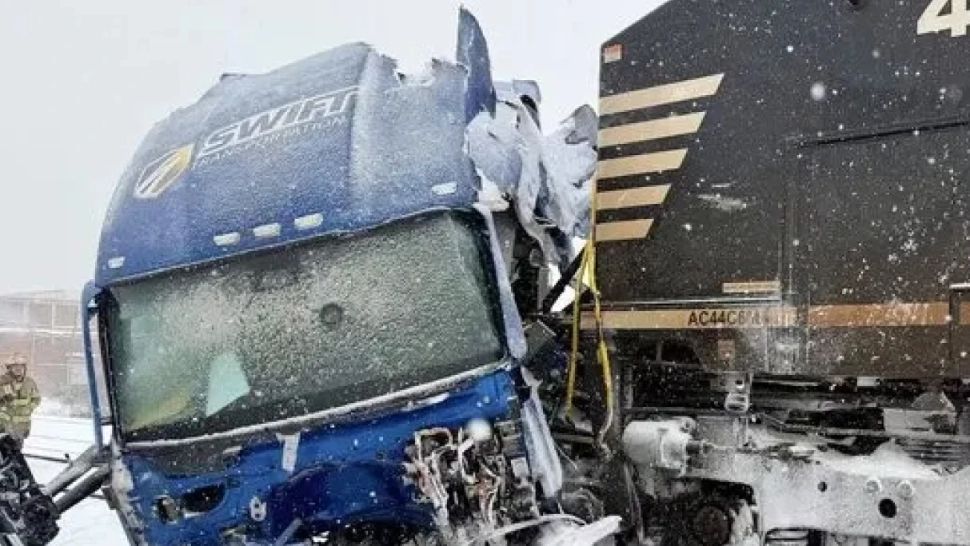 Accident spectaculos în SUA: un tren a lovit în plin un camion blocat pe șine din cauza zăpezii. Furtuna de iarnă continuă să facă ravagii în SUA