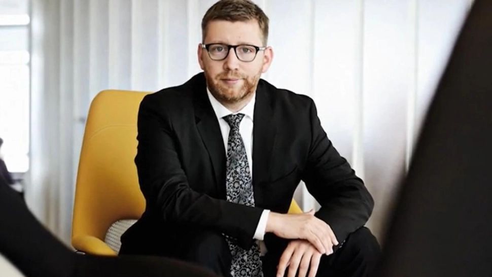 Super-bugetarul care încasează 11 salarii de la companii de stat. 2.800 lei/zi din funcții publice și private