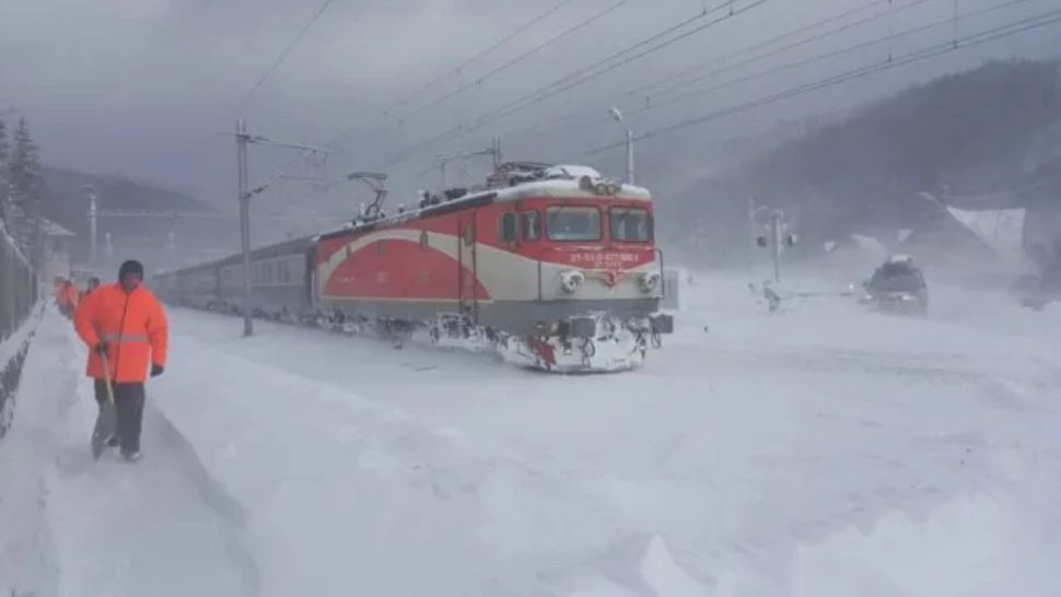 Circulația trenurilor, afectată de viscol. Oamenii sunt blocați în vagoane. Întârzieri de peste trei ore