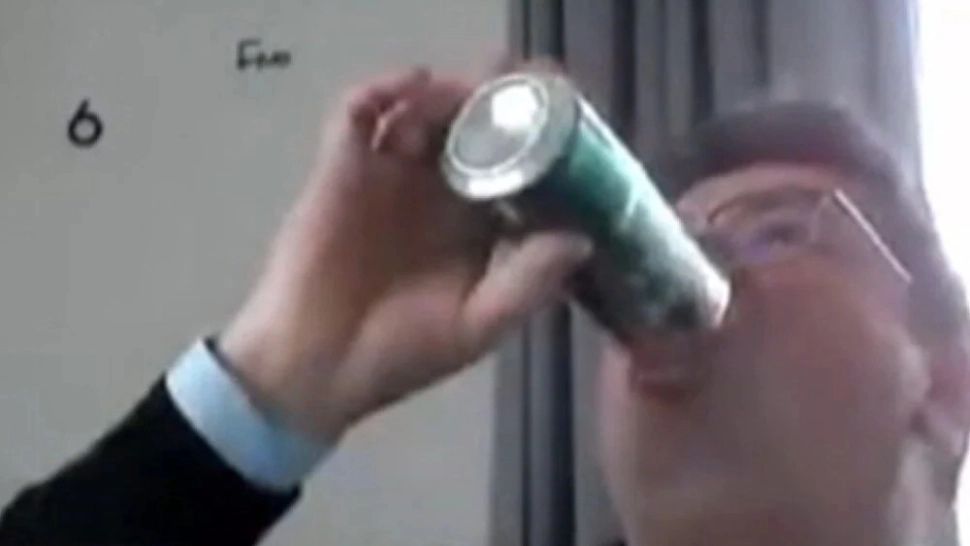 Ședință cu hamei. Consilier PNL, surprins cinstindu-se cu o bere în timp ce vota proiecte pentru comunitate