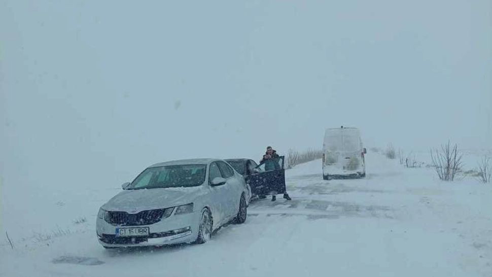 Haos total în județul Constanța. O ambulanţă a derapat, trei microbuze de transport persoane şi două maşini sunt blocate 