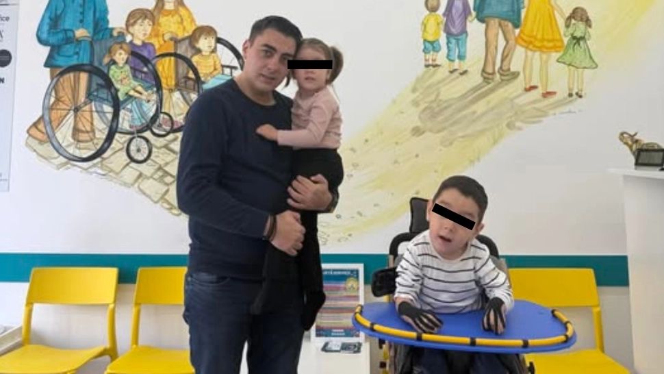 Povestea dramatică a celor doi frați diagnosticați cu o afecțiune extrem de rară. ”Pentru unii înseamnă câteva minute. Pentru copiii mei poate însemna o șansă”