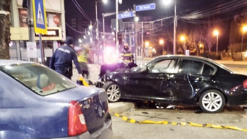 Accident grav în Piatra-Neamț, cu opt persoane implicate. Două dintre victime au ajuns la spital