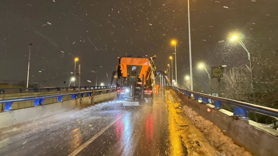 Ciprian Ciucu, cu ochii pe deszăpezirile din sectoare. Primăriile au scos pe străzi aproape 400 de utilaje