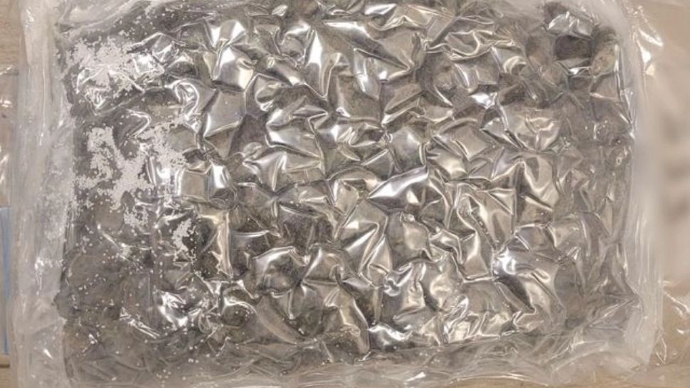 Tânăr arestat la Iași după ce a ascuns pachete cu canabis și cocaină în mai multe locuri. Acasă avea un adevărat depozit