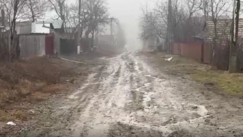 Drumurile asfaltate, o promisiune neonorată de ani de zile. Oamenii au început să toarne singuri beton în fața caselor