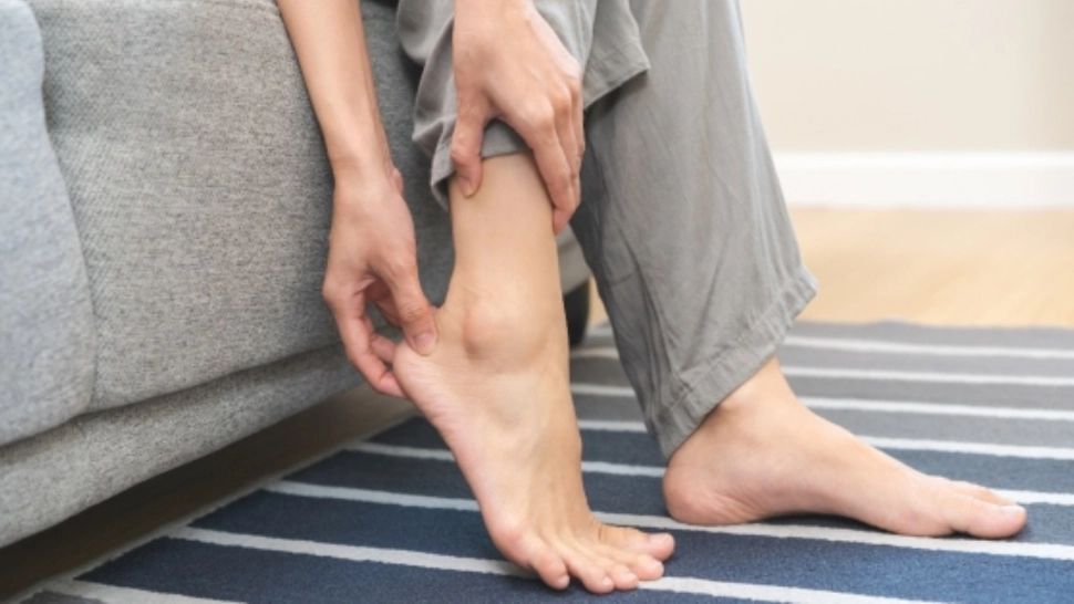 Durerea de călcâi, semnalul pe care nu ar trebui să îl ignori. Care sunt cauzele ascunse și cele mai eficiente soluții