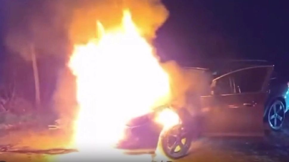 Mașină în flăcări: doi adulți și un minor, evacuați de urgență