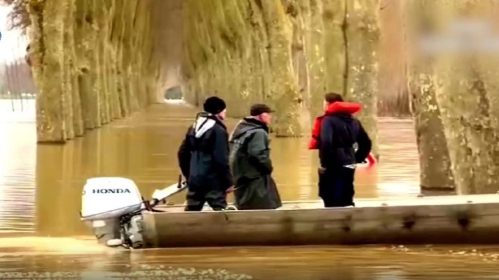 Mii de oameni au rămas în beznă în urma inundațiilor din Franța. Alertă maximă de vreme rea | VIDEO