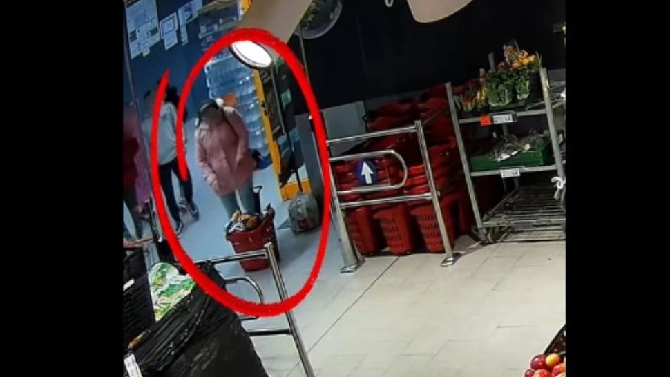 Grup de cinci persoane, reținut în Timiș după ce a folosit cardul unei femei care își pierduse portofelul. Retragerile de bani, surprinse de camerele video