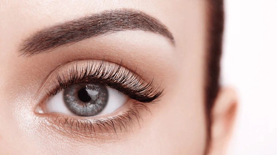 Adolescente ajunse la spital din cauza genelor false. Medicii avertizează: lipiciul poate afecta grav vederea